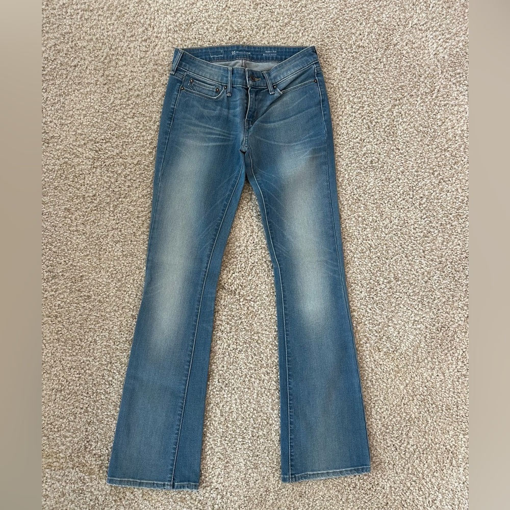 Levi’s - slight curve, modern rise, bootcut skinny, size 25. Excellent Cond.